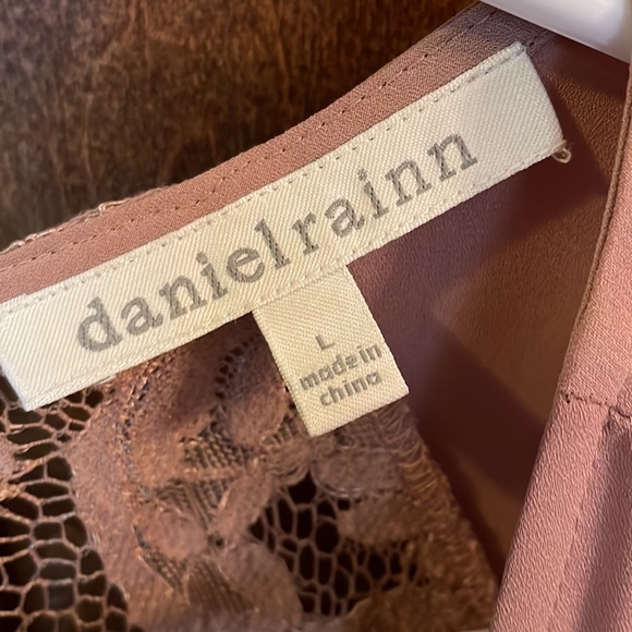 Daniel Rainn blouse with lace detailing. - Picture 6 of 6